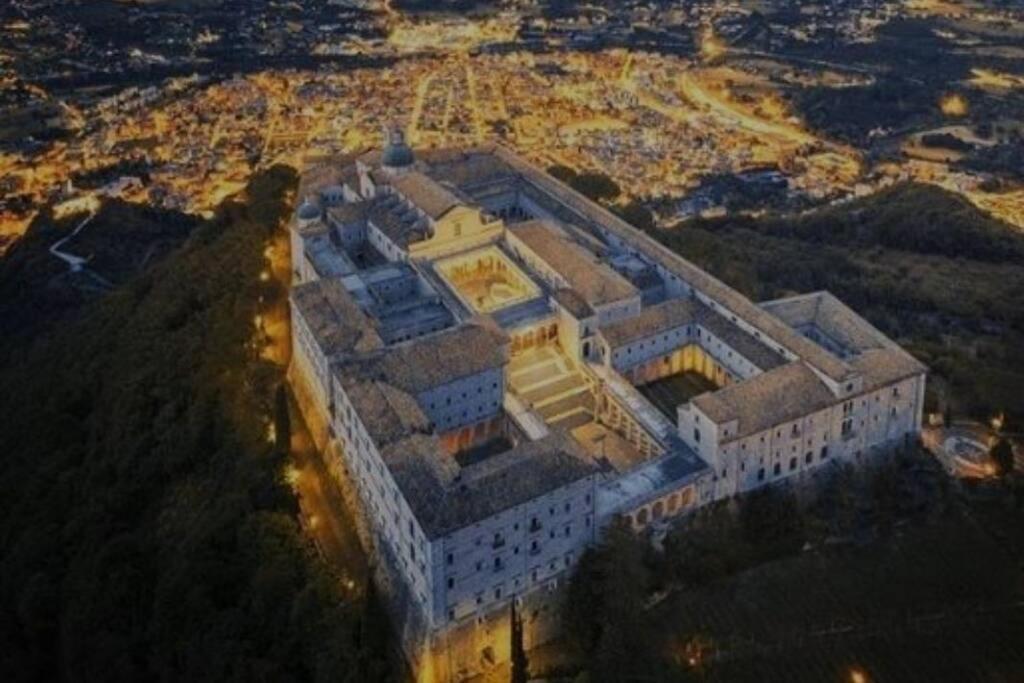 Accanto All'Autostrada Al Centro Tra Roma E Napoli Pontecorvo Buitenkant foto